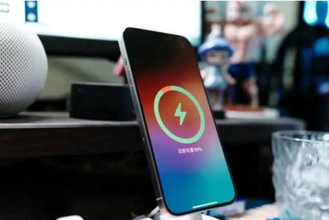 红花岗苹果15换屏服务分享用什么充电器给iPhone15充电更好 